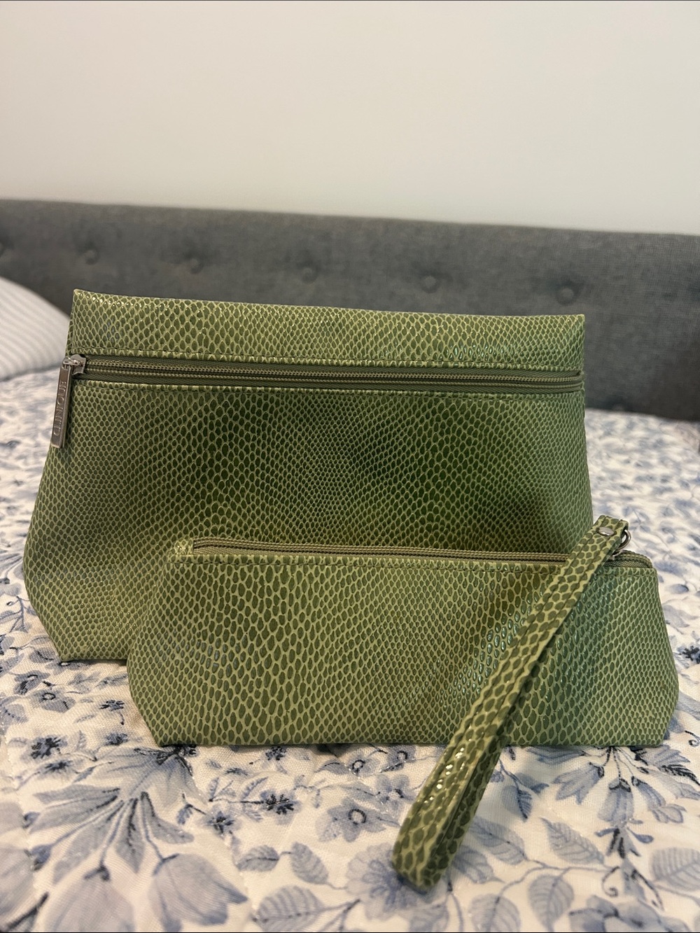 Clinique Faux Snakeskin Green Cosmetic Makeup Bag Set – 2 Piece